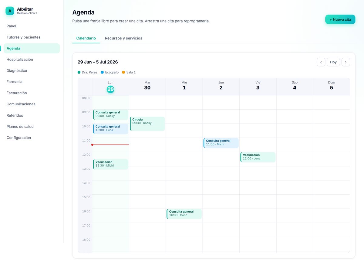 Calendario semanal de Albéitar con citas en bloques de color por recurso e indicador de la hora actual.