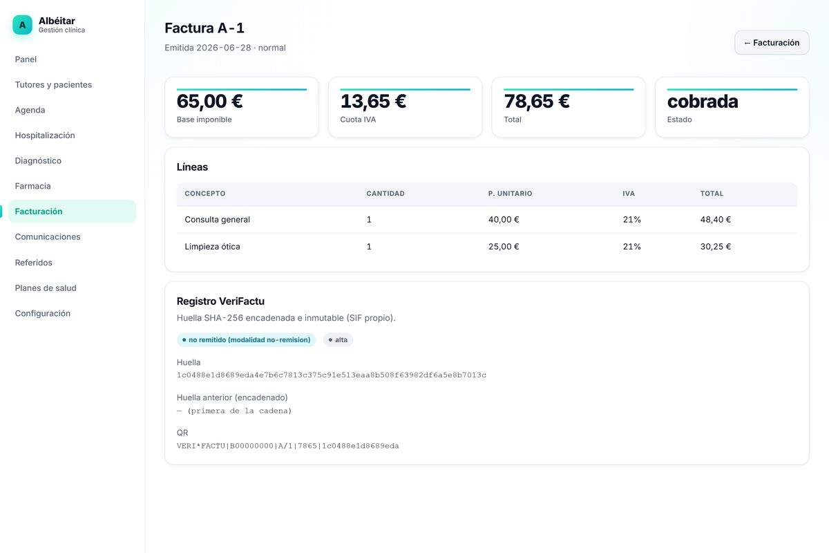 Ficha de factura de Albéitar con su registro VeriFactu: huella SHA-256 encadenada, inmutable y código QR.