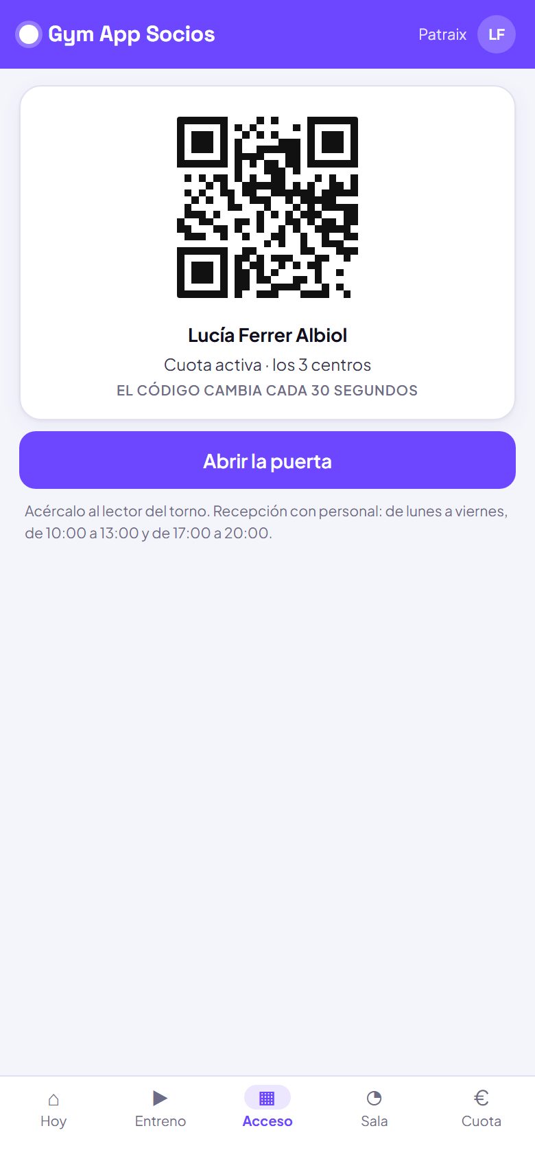 Código QR de acceso en la app de socios con el botón para abrir la puerta del gimnasio y el horario de recepción