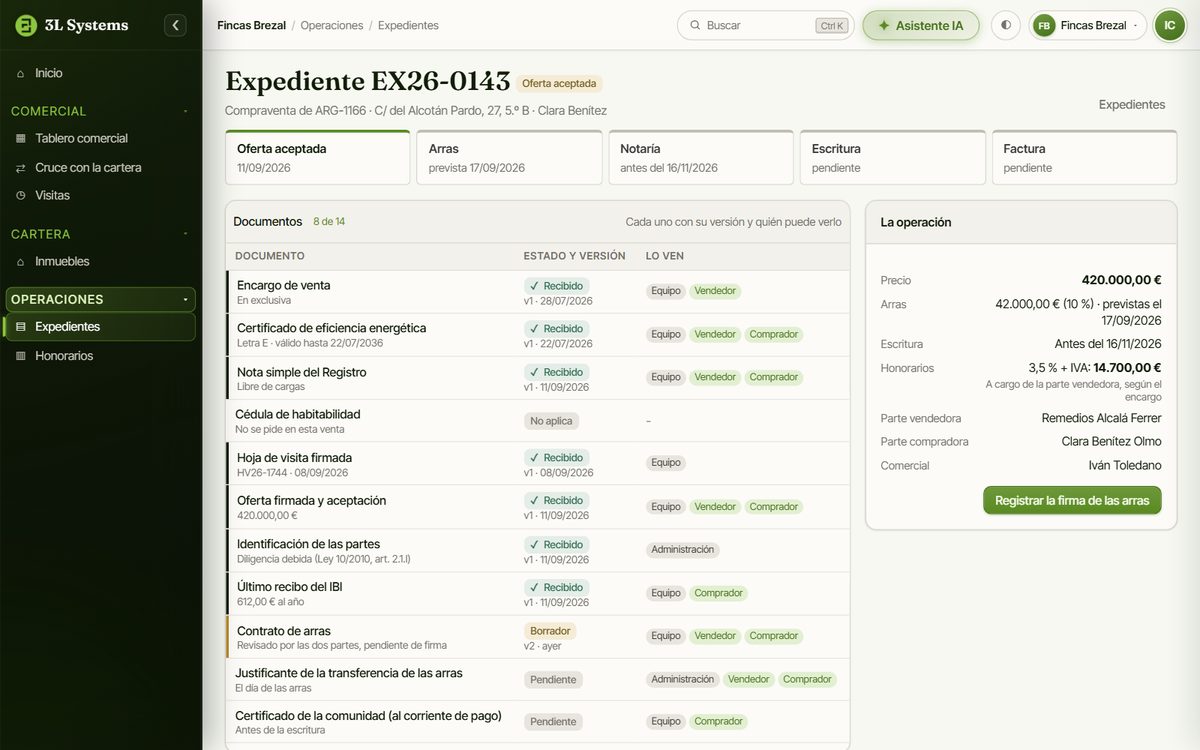 Expediente de una compraventa en la demo con sus fases y cada documento con su estado, su versión y quién puede verlo: encargo, certificado energético, nota simple, hoja de visita, identificación de las partes y contrato de arras