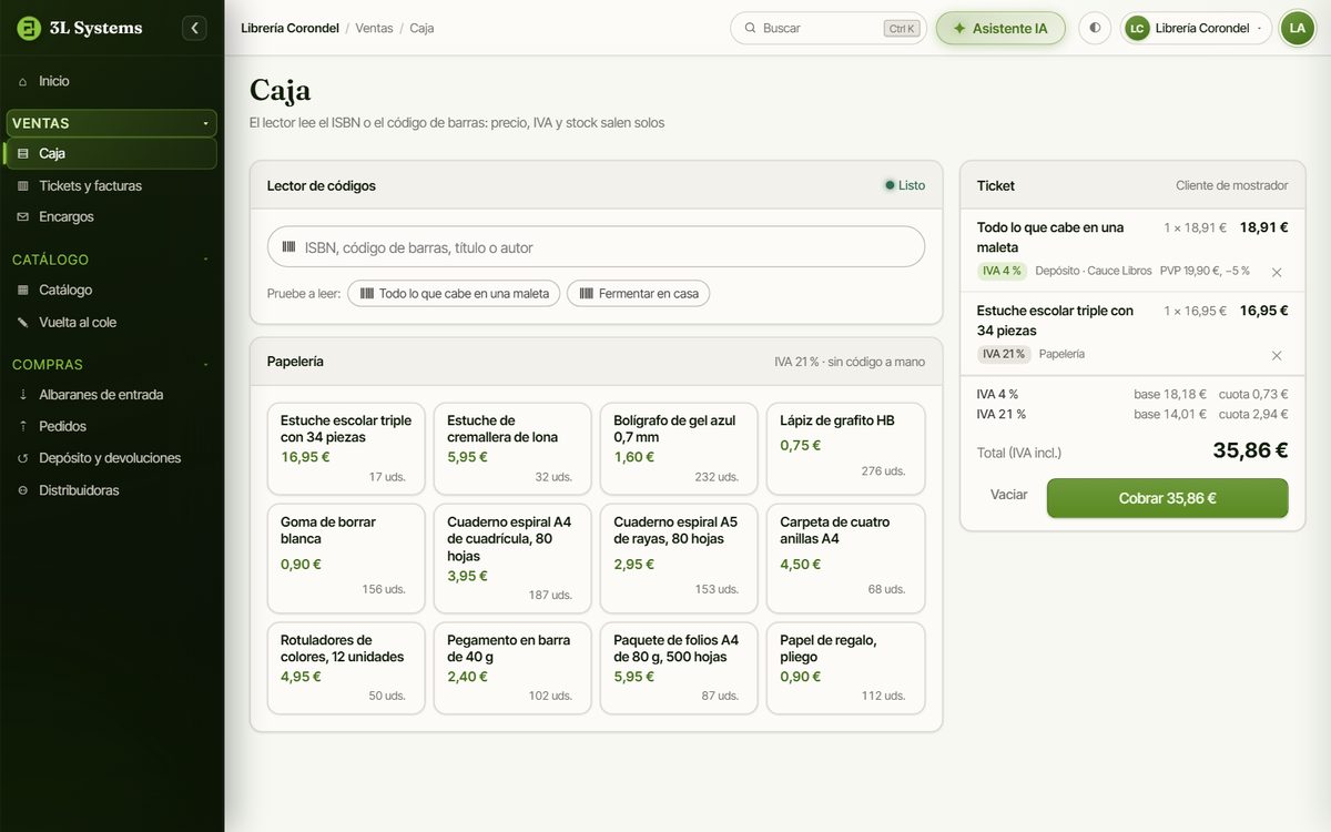Caja de la demo con un ticket que lleva una novela con el 5 % de descuento al 4 % de IVA y un estuche escolar al 21 %, con la base y la cuota de cada tipo