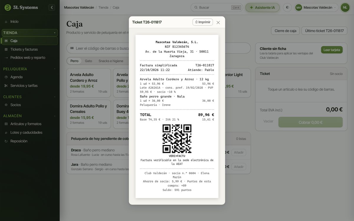 Factura simplificada de la demo con el lote del pienso, el descuento de socia, el baño de peluquería, los puntos sumados y el código QR de VeriFactu