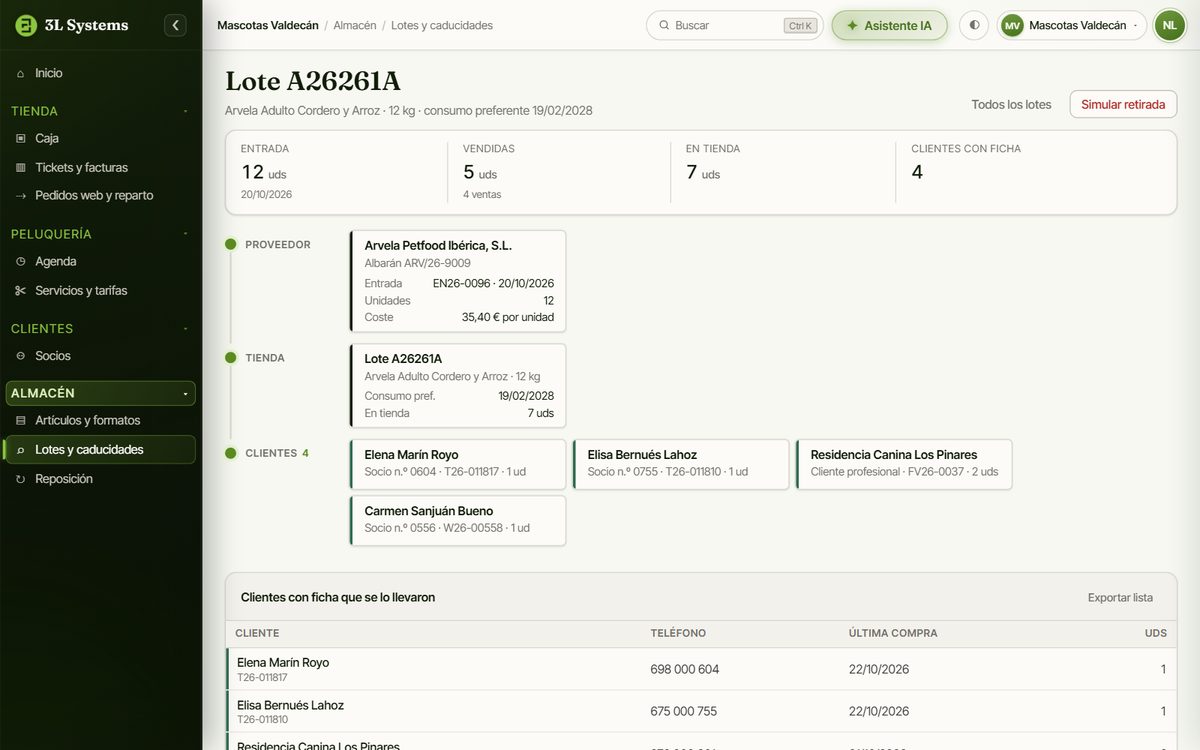 Trazabilidad de un lote de pienso en la demo: entrada del proveedor, unidades en tienda, clientes con ficha que se lo llevaron y el botón para simular su retirada