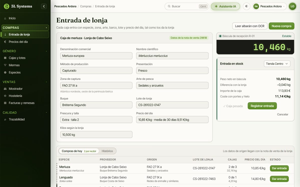 Entrada de una caja de merluza comprada en lonja en la demo: denominación comercial, nombre científico, zona FAO 27 IX a, arte de pesca, buque, lote de lonja y precio del día, con la caja ya pesada en la báscula de recepción