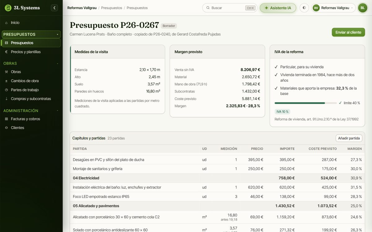 Presupuesto de un baño en la demo, copiado de uno anterior: capítulos y partidas con la medición nueva y la anterior, el margen previsto y la comprobación del IVA del 10 %