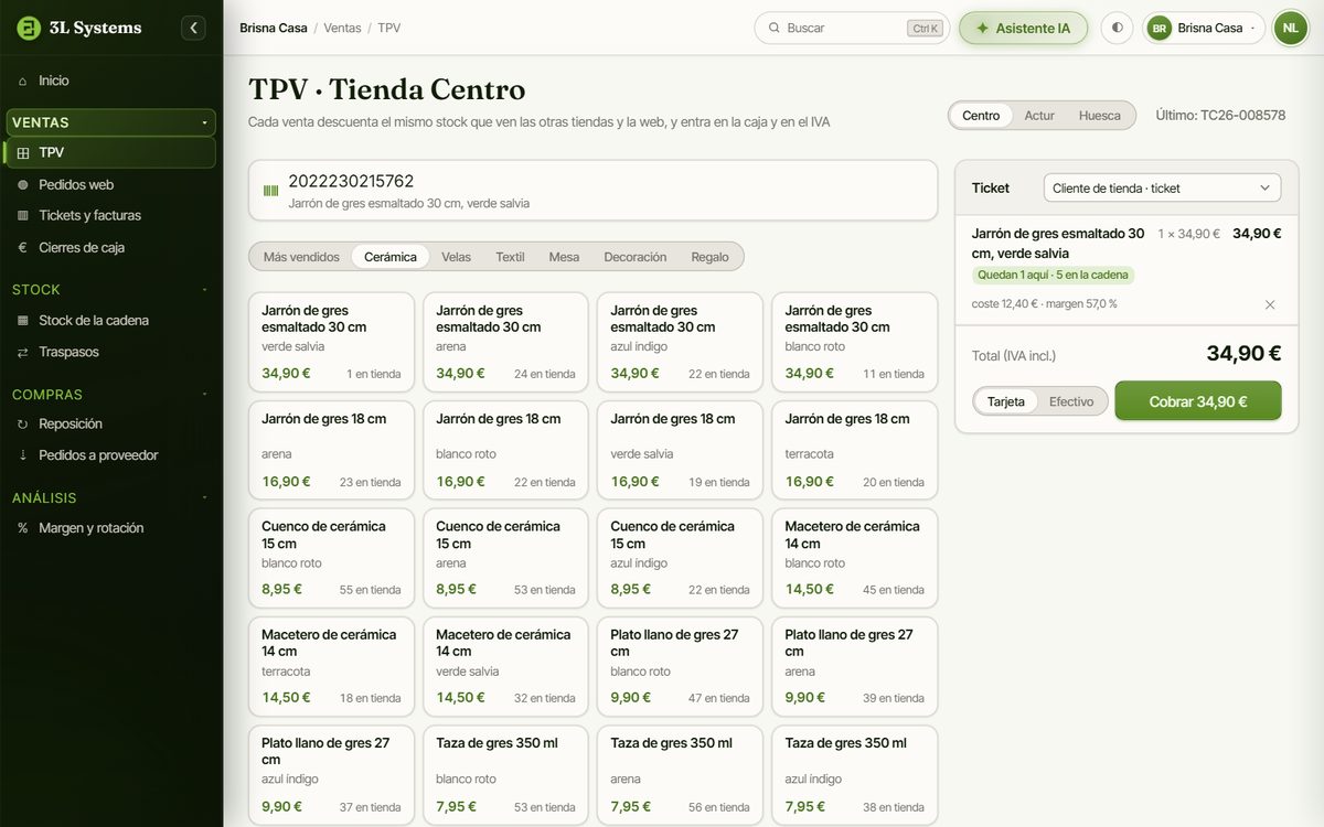 TPV de una tienda en la demo: lector de códigos, artículos de cerámica y un ticket con el stock que queda en la tienda y en toda la cadena, el coste y el margen de la línea