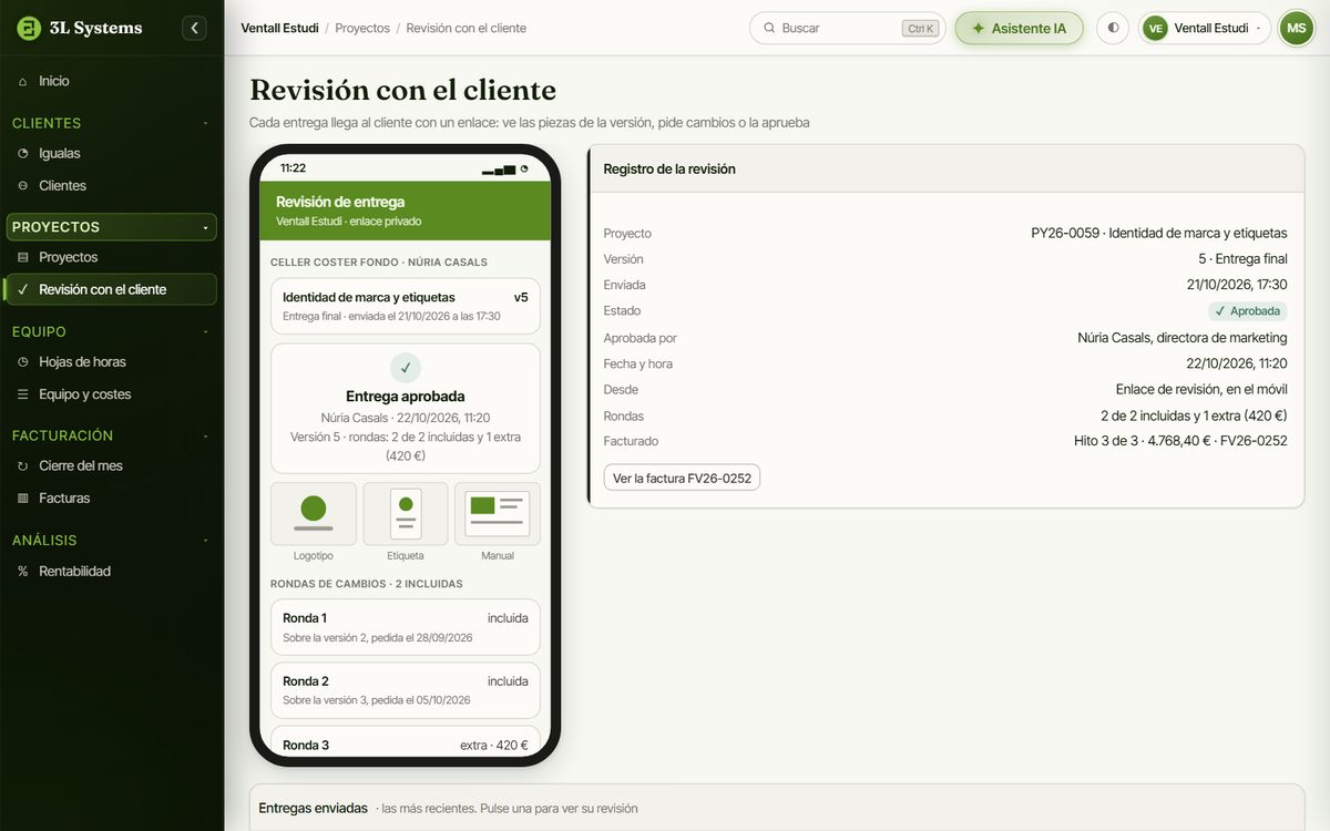 Revisión de la entrega final en la demo: el móvil de la clienta con la versión aprobada, sus piezas y las rondas usadas, junto al registro con quién aprueba, la fecha y el hito que se factura