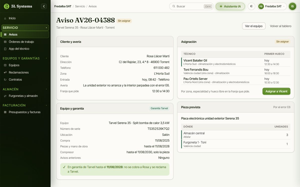 Ficha de un aviso en la demo: cliente, avería y el equipo con su número de serie, su fecha de compra y su garantía del fabricante, con el aviso de que no se cobra al cliente y se reclama al fabricante