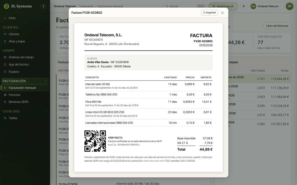 Primera factura con fibra en la demo con cada servicio prorrateado por días de servicio entre días del mes, las llamadas internacionales, el IVA del 21 % y el código VeriFactu