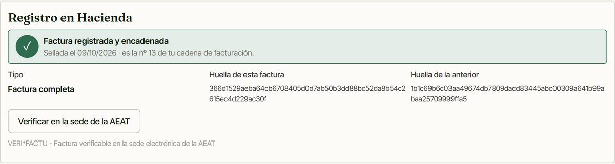 Registro de facturación VeriFactu de una factura: huella SHA-256 encadenada con la anterior y enlace de verificación en la sede de la AEAT